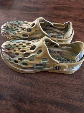 Rockin' Kids Camouflage Slip-On Sandals in Yellow